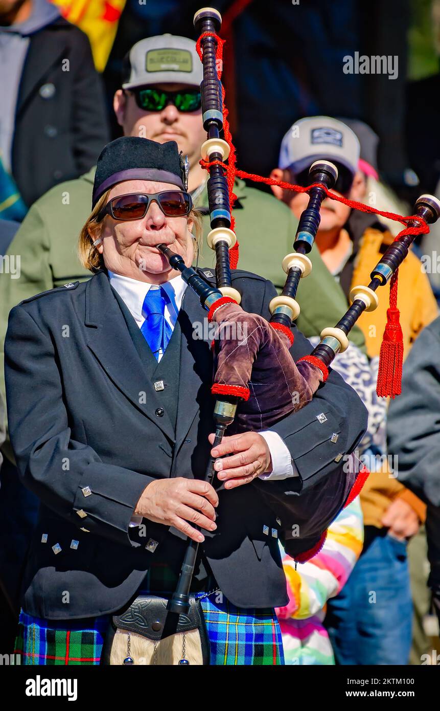 Beim jährlichen Celtic Music Festival und den Scottish Highland Games am 13. November 2022 in Gulfport, Mississippi, spielt ein schottischer Pfeifer Dudelsack. Die Stockfoto