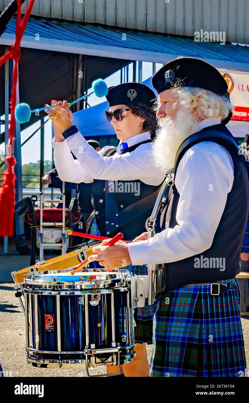 Trommler treten mit einer schottischen Pfeifenband während des jährlichen Celtic Music Festivals und der Scottish Highland Games in Gulfport, Mississippi, auf. Stockfoto