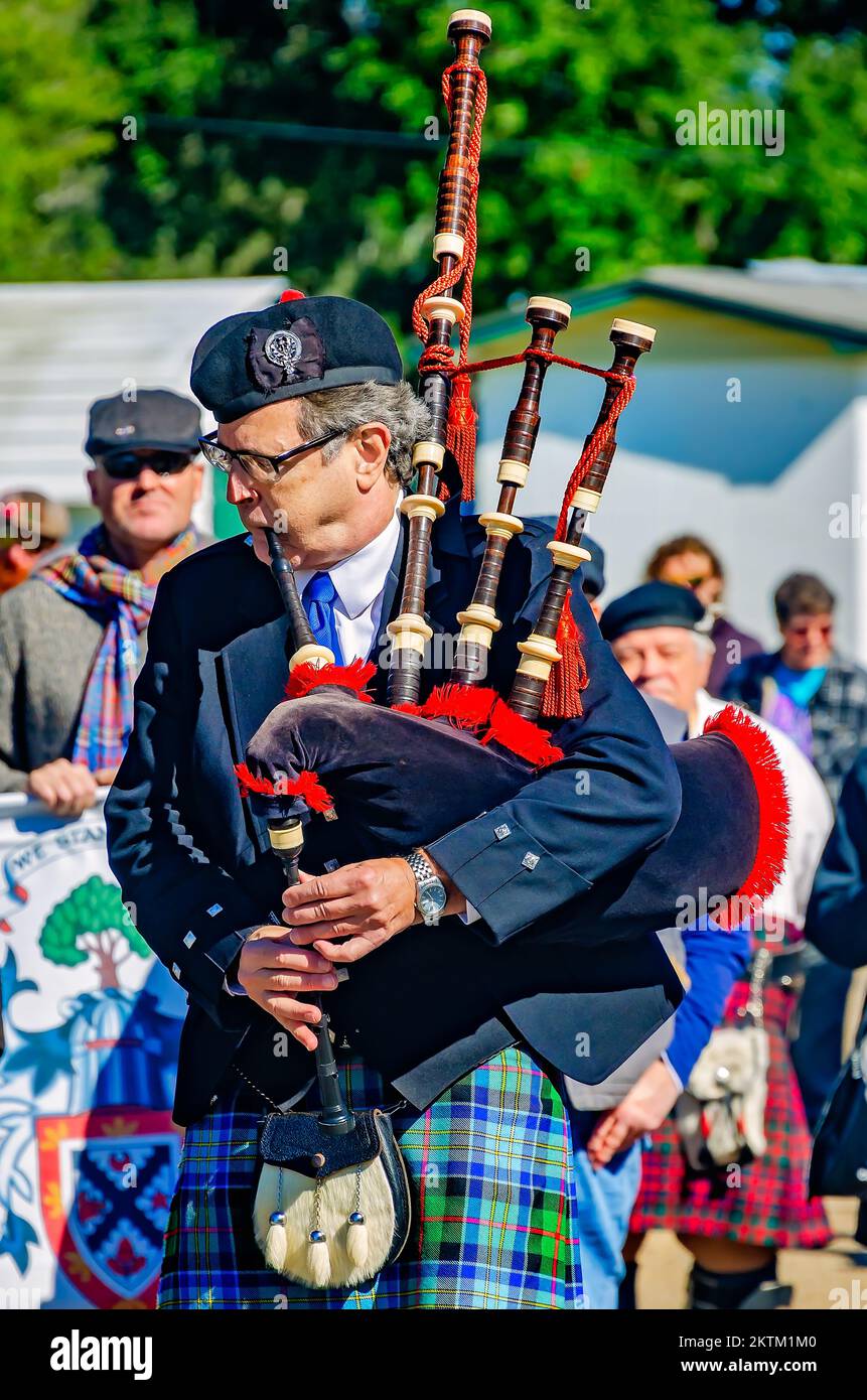 Beim jährlichen Celtic Music Festival und den Scottish Highland Games am 13. November 2022 in Gulfport, Mississippi, spielt ein schottischer Pfeifer Dudelsack. Stockfoto