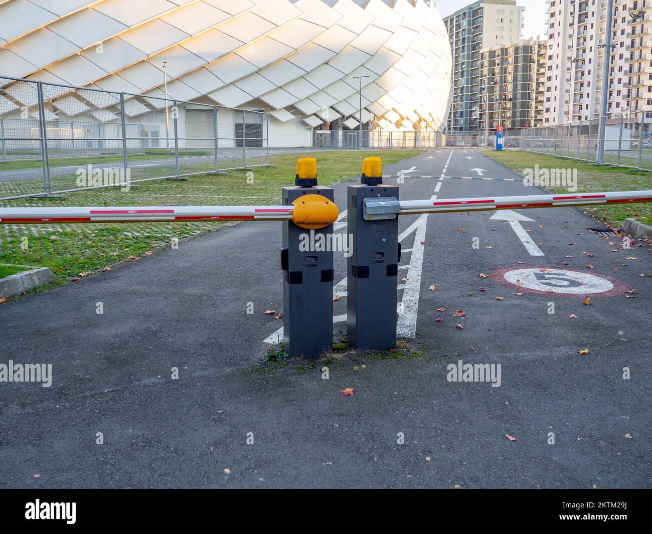 Zwei elektronische Barrieren. Eintritt zum Stadion. Pass-Eintritt. Zäune für Autos. Die Reise ist bezahlt. Kostenpflichtiger Parkplatz. Absperrmechanismus. Stockfoto