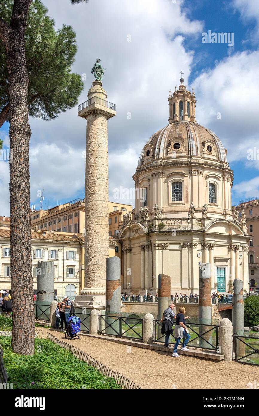 Kirche des heiligsten Namens Mariens im Forum von Trajan und Trajans Säule (Colonna Triana), Rom (Roma), Region Latium, Italien Stockfoto