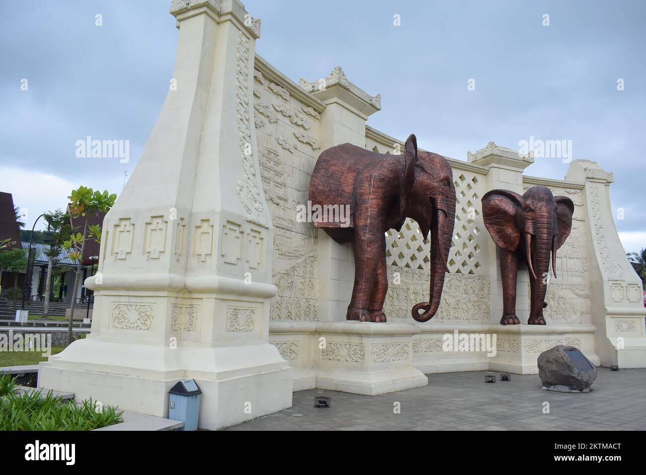 Das Willkommenstor zum touristengebiet borobudur mit dem Symbol der Zwillingselefantenstatuen Stockfoto