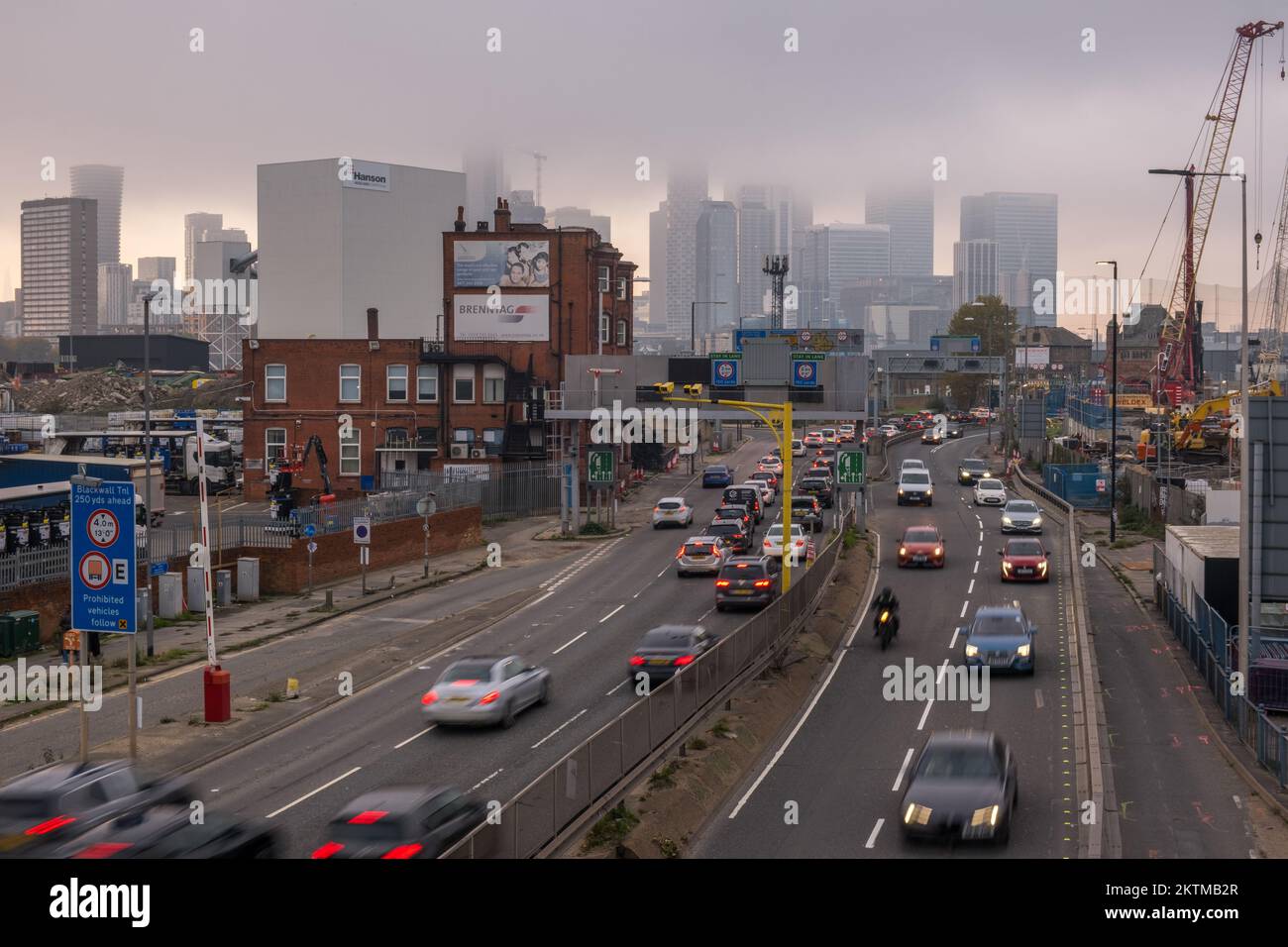 Noggy, Isle of Dogs Skyline in der Ferne, Aussichtspunkt von Blackwall Tunnel Southern Approach Road, mit starkem Verkehr, Greenwich, South London. Stockfoto