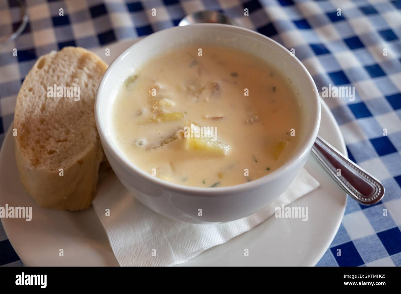 Traditionelle schottische weiße Cremesuppe, cullen-Skink aus geräuchertem Paddock-Fisch, Kartoffeln, Karotten und Lauch, Schottland Stockfoto