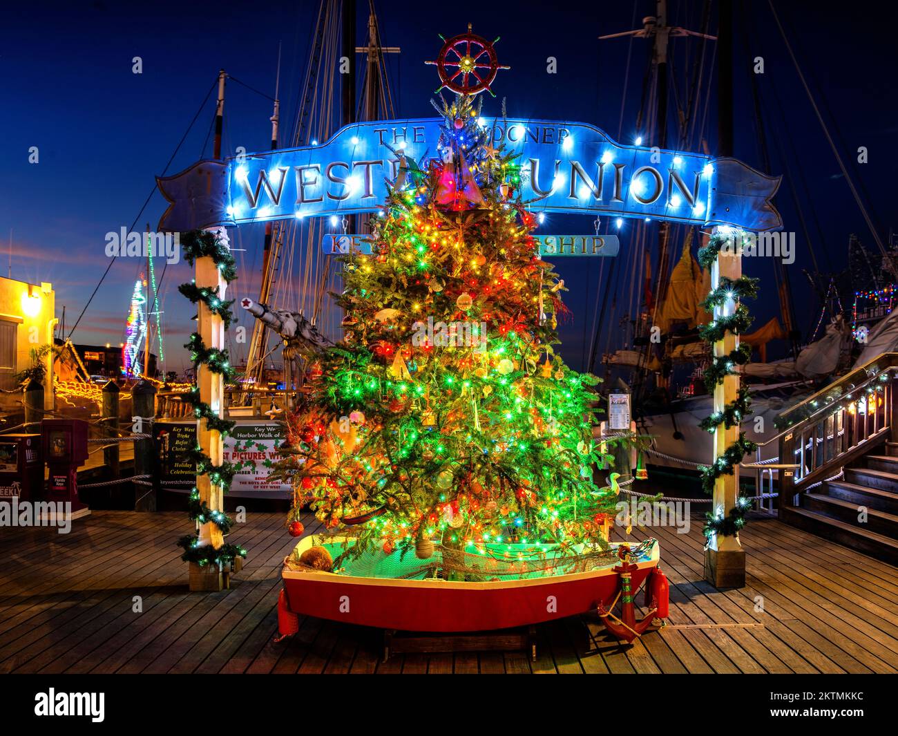 Weihnachtsbaum bei Nacht beleuchtet, in Key West, Old Harbour, Key West Florida USA Stockfoto