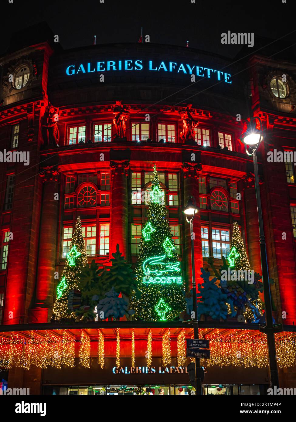 Weihnachtsdekorationen in den Straßen von Straßburg, der Hauptstadt der Weihnachten. Weihnachtsmarkt. Frankreich. Stockfoto