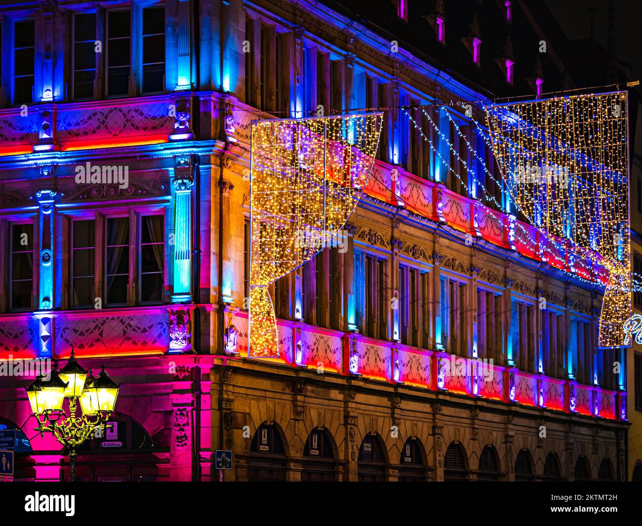 Weihnachtsdekorationen in den Straßen von Straßburg, der Hauptstadt der Weihnachten. Weihnachtsmarkt. Frankreich. Stockfoto