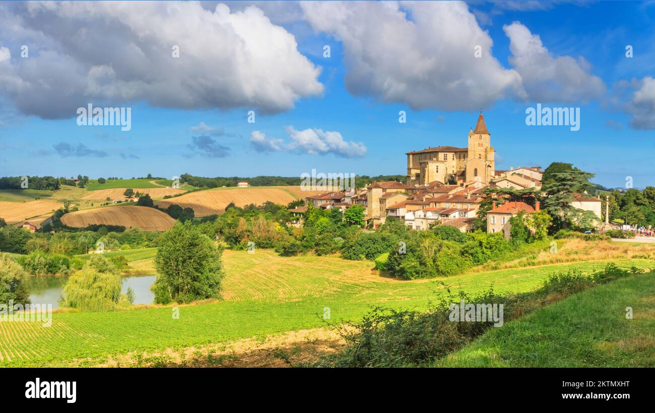 Sommerlandschaft - Blick auf das Dorf Lavardens in der historischen Provinz Gascony, der Region Occitanie im Südwesten Frankreichs Stockfoto