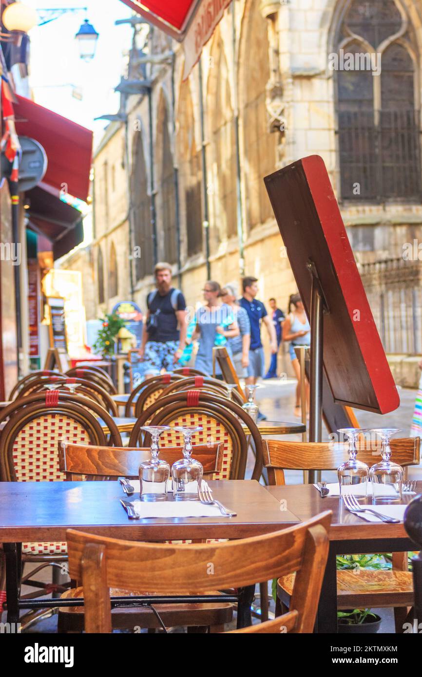 Stadtlandschaft - Blick auf das Pariser Café an einem heißen Sommertag im historischen Zentrum von Paris, Frankreich Stockfoto