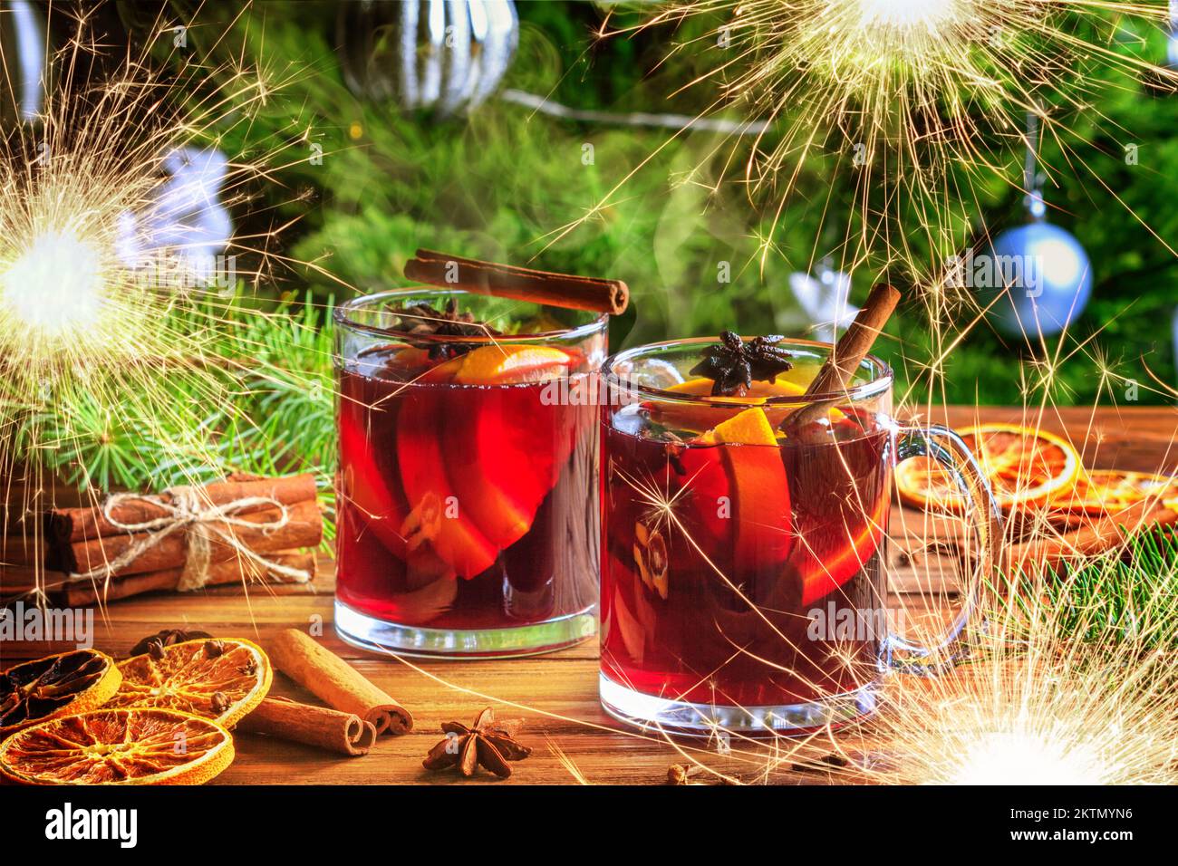 Weihnachtlicher Glühwein mit aromatischen Gewürzen und brennenden Schaumstoffen, Nahaufnahme. Traditionelles heißes Getränk zu Weihnachten oder Neujahr Stockfoto