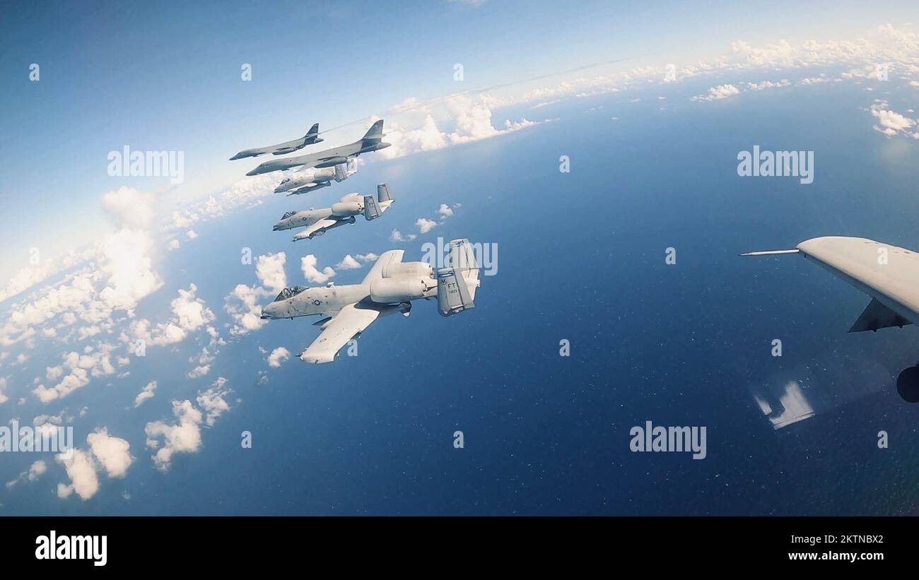 Eine Gruppe von B-1B Lancer und A-10C Thunderbolt II Flugzeugen fliegen über der Philippine Sea, 9. November 2022. Diese Flugzeuge wurden zusammen mit der Operation Iron Thunder in die Region Indo-Pacific gebracht, einer Operation der Dynamic Force Employment, die die Ausbildung ermöglicht und die Fähigkeit der Pacific Air Forces verbessert, in einem sich ständig weiterentwickelnden, wettbewerbsorientierten und umkämpften Umfeld strategisch vorhersehbar, aber operativ unvorhersehbar zu bleiben. (USA Air Force Foto von Capt. Coleen Berryhill) Stockfoto