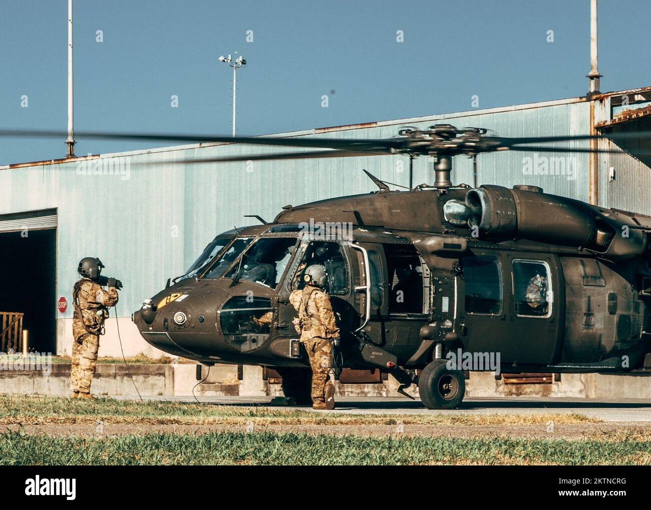 Ein UH60L Blackhawk von Alpha Co., 2-227. General Support Aviation Bataillon, bereitet sich auf den Start vom Hafen von Corpus Christi vor. Stockfoto