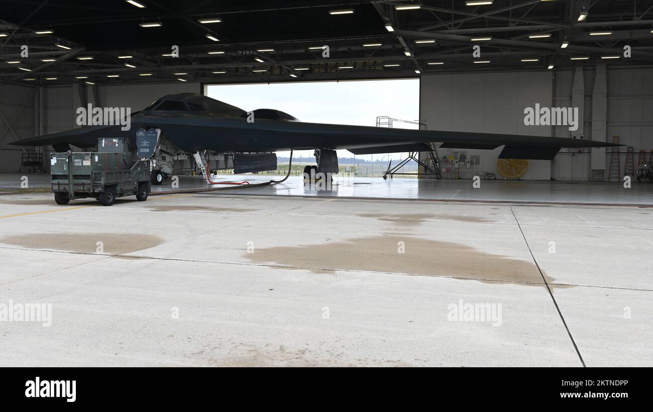 Ein B-2 Spirit Tarnbomber, der dem 509. Bombenflügel zugeteilt wurde, sitzt am Whiteman Air Force Base, Missouri, 15. November 2022. Die revolutionäre Kombination aus gering beobachtbaren Technologien mit hoher aerodynamischer Effizienz und hoher Nutzlast verschafft dem B-2 Vorteile gegenüber vorhandenen Bombern. (USA Air Force Foto von Airman 1. Class Hailey Farrell) Stockfoto