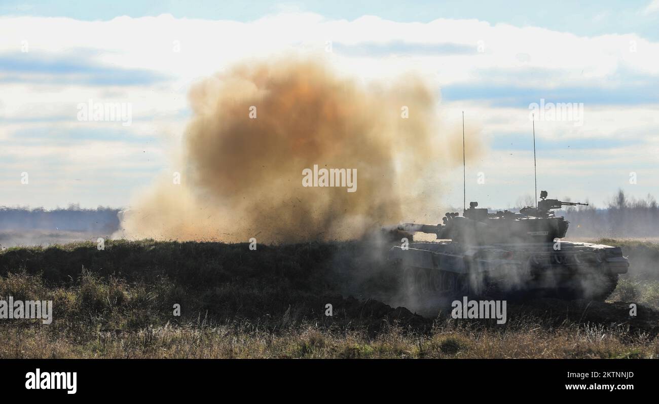 Polnische Soldaten der NATO-Kampfgruppe mit verstärkter Präsenz, die 3.. Bataillon, 8.. Kavallerie-Regiment, 3.. Bewaffnete Brigaden-Kampftruppe, 1.. Kavallerie-Division (3-1 ABCT), operativ kontrolliert von der 1.. Infanterie-Division (1 ID), Zusammen mit den polnischen Streitkräften feuert 20. mechanisierte Infanteriebrigade am 17. November 2022 in Bemowo Piskie (Polen) 125mm glatte Kanonen aus dem polnischen T-72M1R ab. Der 3-1. ABCT ist unter anderem dem 1. ID zugeteilt und arbeitet stolz mit NATO-Verbündeten und regionalen Sicherheitspartnern zusammen, um V Kampfkräfte zur Verfügung zu stellen Stockfoto