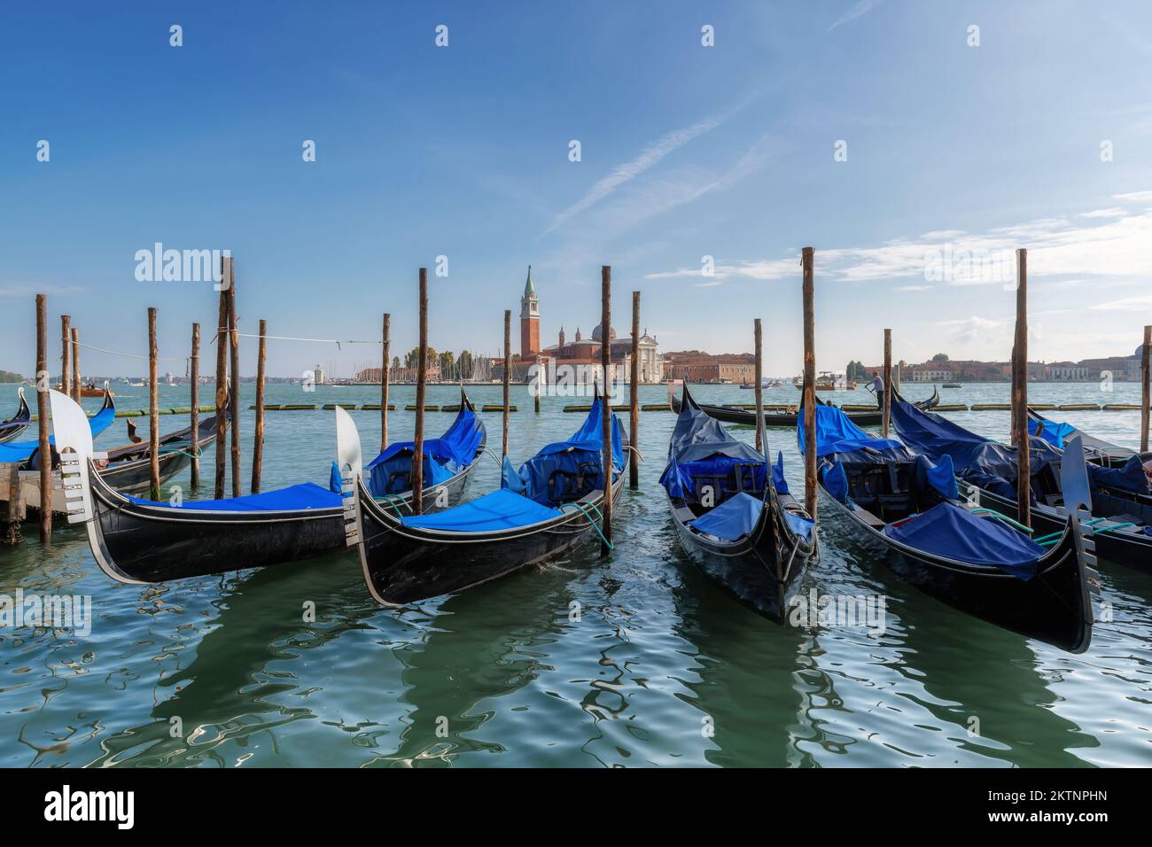 Wahrzeichen von Venedig. Gondeln auf dem Markusplatz bei Sonnenaufgang, Canale Grande, Venedig, Italien Stockfoto