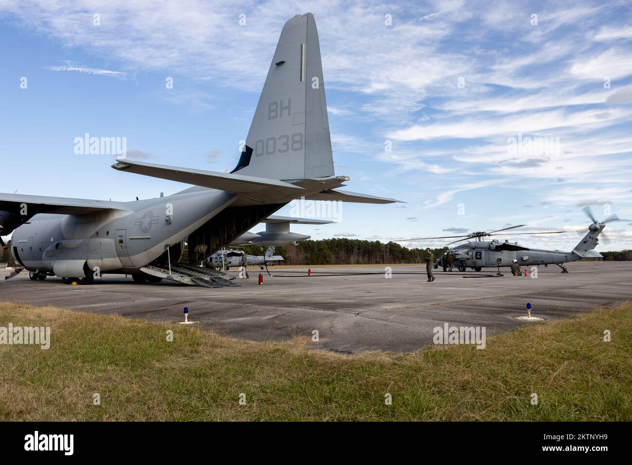 USA Marines mit Marine Luftbetanker Transport Squadron (VMGR) 252 und USA Matrosen mit Helicopter Sea Combat Squadron (HSC) 28 tanken einen US-amerikanischen Navy MH-60s Seahawk über Lufttransport zum Bodenauftanken am Blackstone Army Airfield, Virginia, 16. November 2022. VMGR-252 leistete während der Übung Trident 23-2 Angriffsunterstützung für die Naval Special Warfare Group 2, um die Kampfbereitschaft zu verbessern und die Marineintegration zu verbessern. VMGR-252 ist eine Untereinheit von 2. Marine Aircraft Wing, dem Luftkampfelement der II Marine Expeditionary Force. (USA Marinekorps (Foto: CPL. Caleb Stelter) Stockfoto