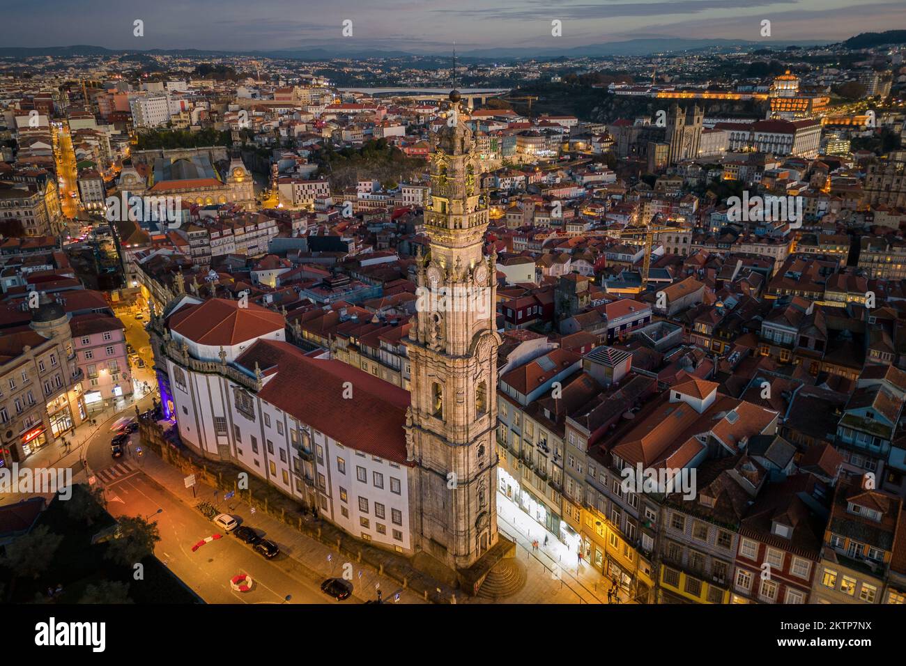 Der Clerigos-Turm aus dem 18.. Jahrhundert (Portugiesisch: Torre dos Clerigos) und das Stadtbild von Porto in der Abenddämmerung in Porto (Porto), Portugal. Stockfoto