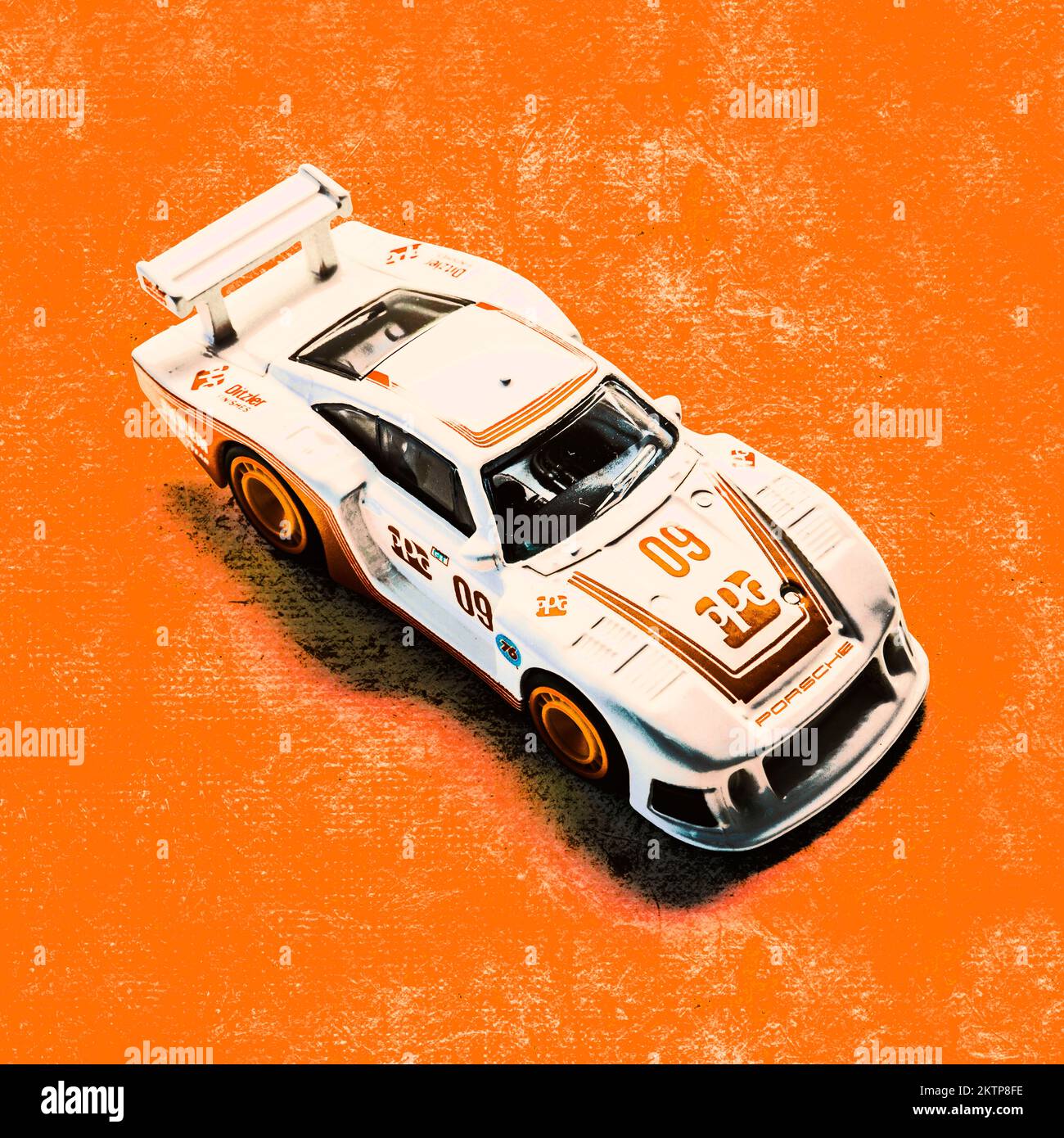 Nostalgischer Motorsport in der Szene eines Spielzeugs '78 Porsche 935-78 Supersportwagen auf Racing Orange Stockfoto