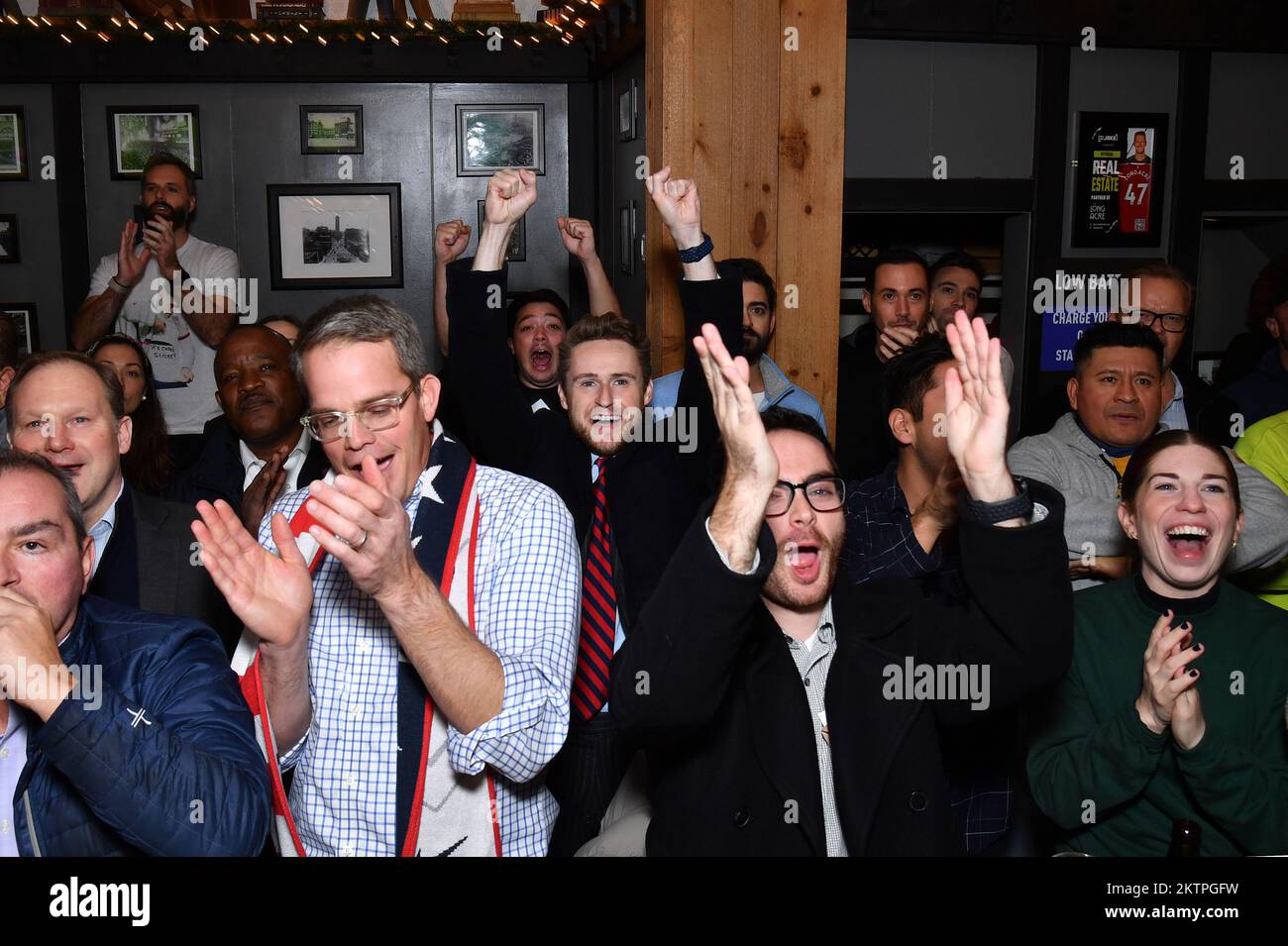 New York, USA. 29.. November 2022. Die Leute reagieren, wenn sie an einer Weltfußballparty für das Spiel USA gegen Iran in der Long Acre Tavern am Times Square, New York, NY, am 29. November 2022 teilnehmen. Die US-Männernationalmannschaft besiegte den Iran mit einem Sieg von 1-0. (Foto: Anthony Behar/Sipa USA) Guthaben: SIPA USA/Alamy Live News Stockfoto