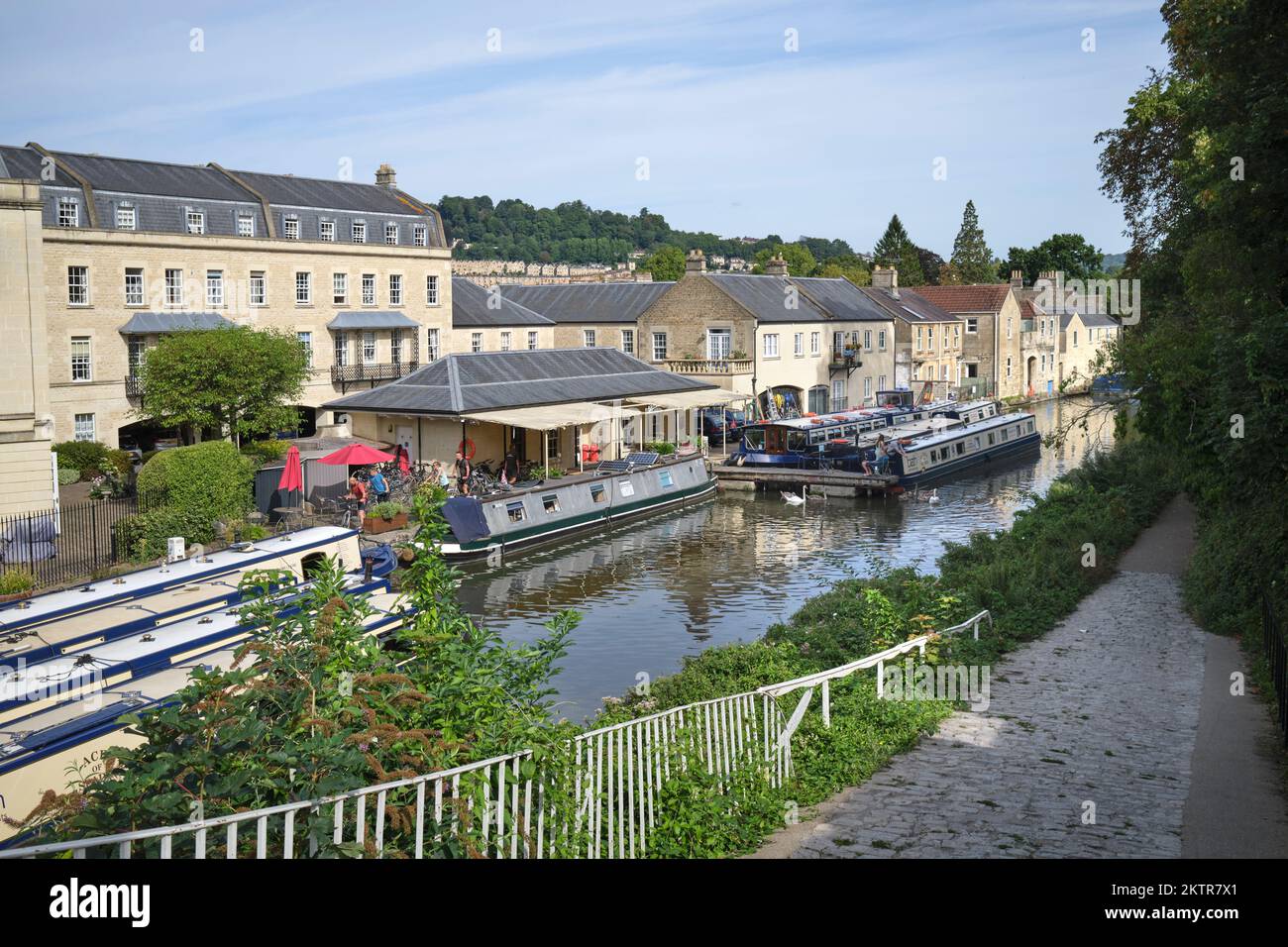 Bade-Schmalboote auf dem Kanal in Bath England Stockfoto