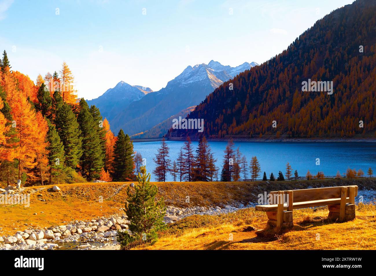 Herbstalpenlandschaft, Blick auf den Bergsee, Herbstwald, Gipfel im Hintergrund, Sonnentag, Österreich Stockfoto
