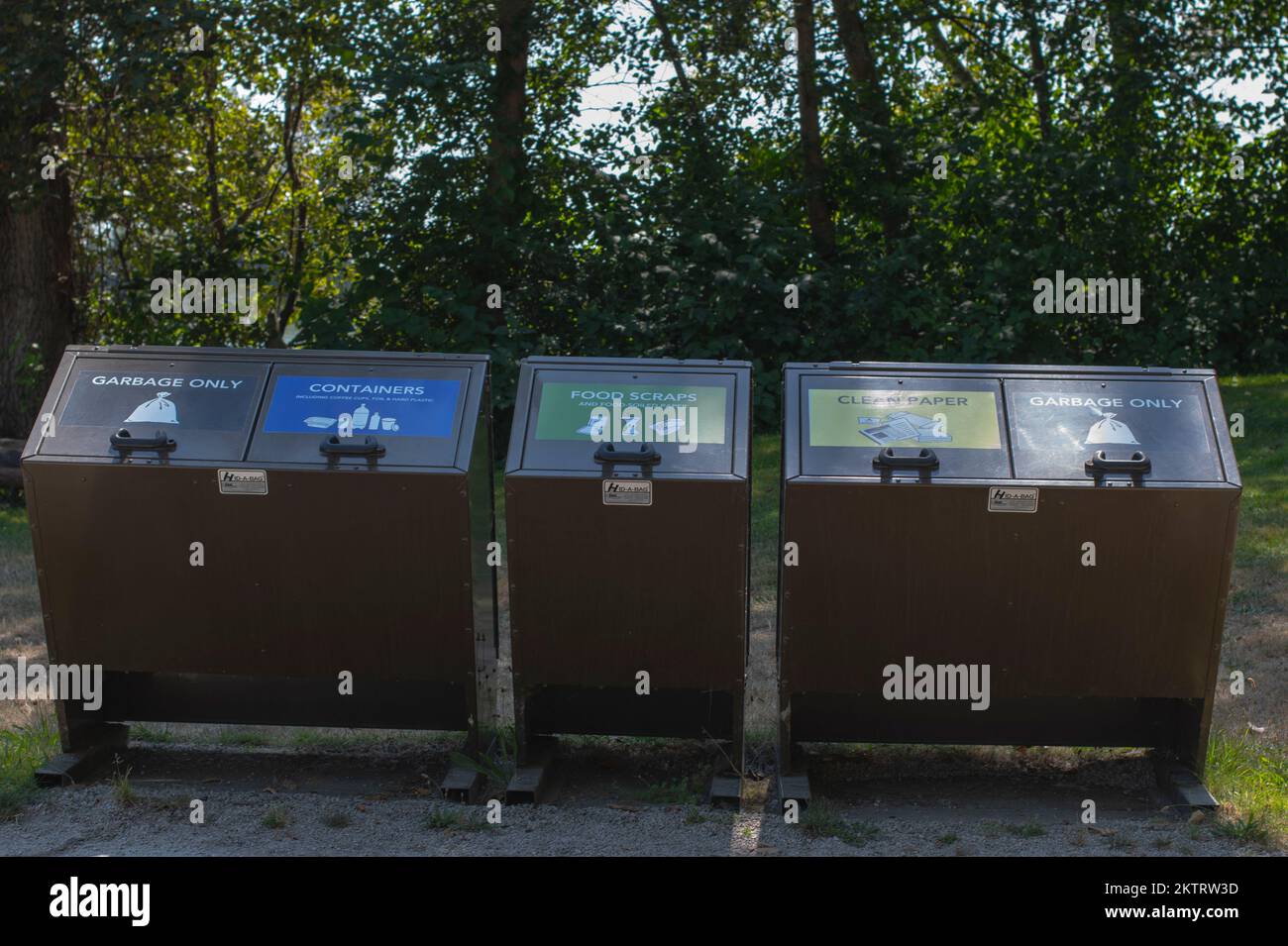 Müll- und Recyclingbehälter im Deas Island Regional Park in Delta, British Columbia, Kanada Stockfoto