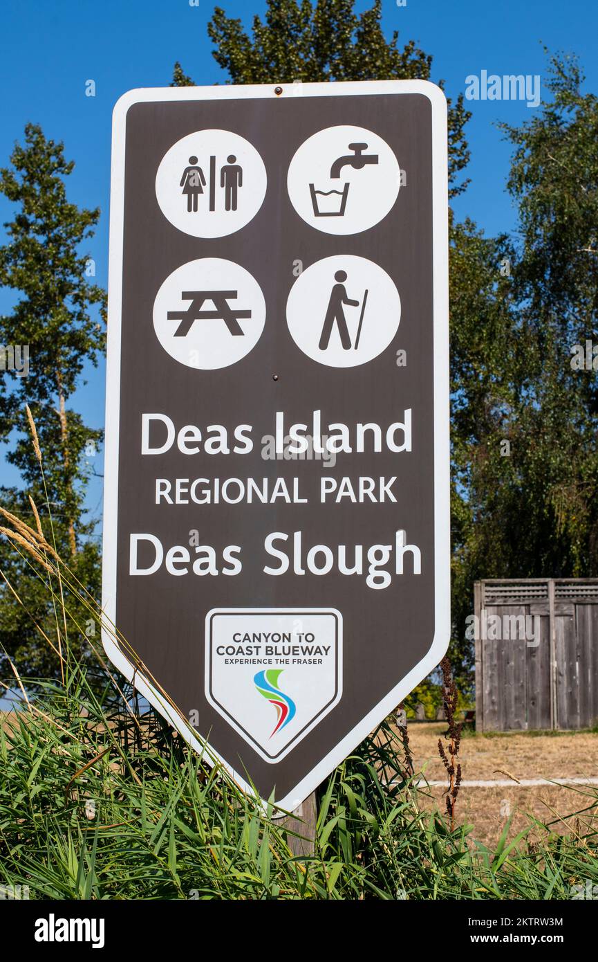 Am Deas Island Regional Park in Delta, British Columbia, Kanada, befindet sich ein Schild mit der Aufschrift „DEAS Slough Facilities“ Stockfoto