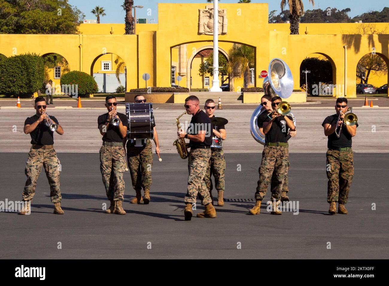 San Diego, Kalifornien, USA. 17.. November 2022. USA Marines mit der Marine Corps Band San Diego spielen bei einem Motivationslauf im Marine Corps Recruit Depot (MCRD) San Diego im November um eine Menge. 17, 2022. Der Moto Run ist das letzte körperliche Training, das Marines während ihres Aufenthalts im MCRD San Diego absolvieren. Kredit: USA Marines/ZUMA Press Wire Service/ZUMAPRESS.com/Alamy Live News Stockfoto