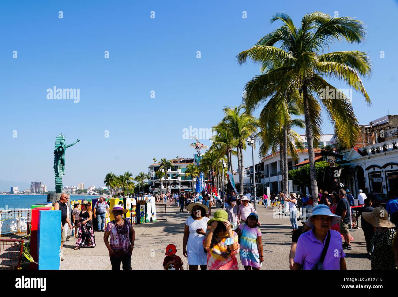 Puerto Vallarta, Mexiko - 9. November 2022 - der Blick auf die Straße am Strand voller Touristen Stockfoto