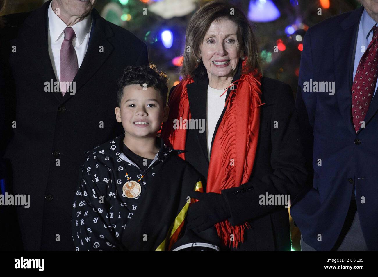 Washington, Usa. 29.. November 2022. Sprecherin des Hauses Nancy Pelosi, D-CA, lächelt mit Honorary Tree Lighter „Coche“ Catcuce Micco Tiger, einer Studentin der vierten Klasse aus Cherokee, North Carolina, nach einer Zeremonie zur Beleuchtung der USA Capitol Christmas Tree auf dem Rasen der Westfront der USA Capitol in Washington, DC, am Dienstag, den 29. November 2022. Foto: Bonnie Cash/UPI. Kredit: UPI/Alamy Live News Stockfoto