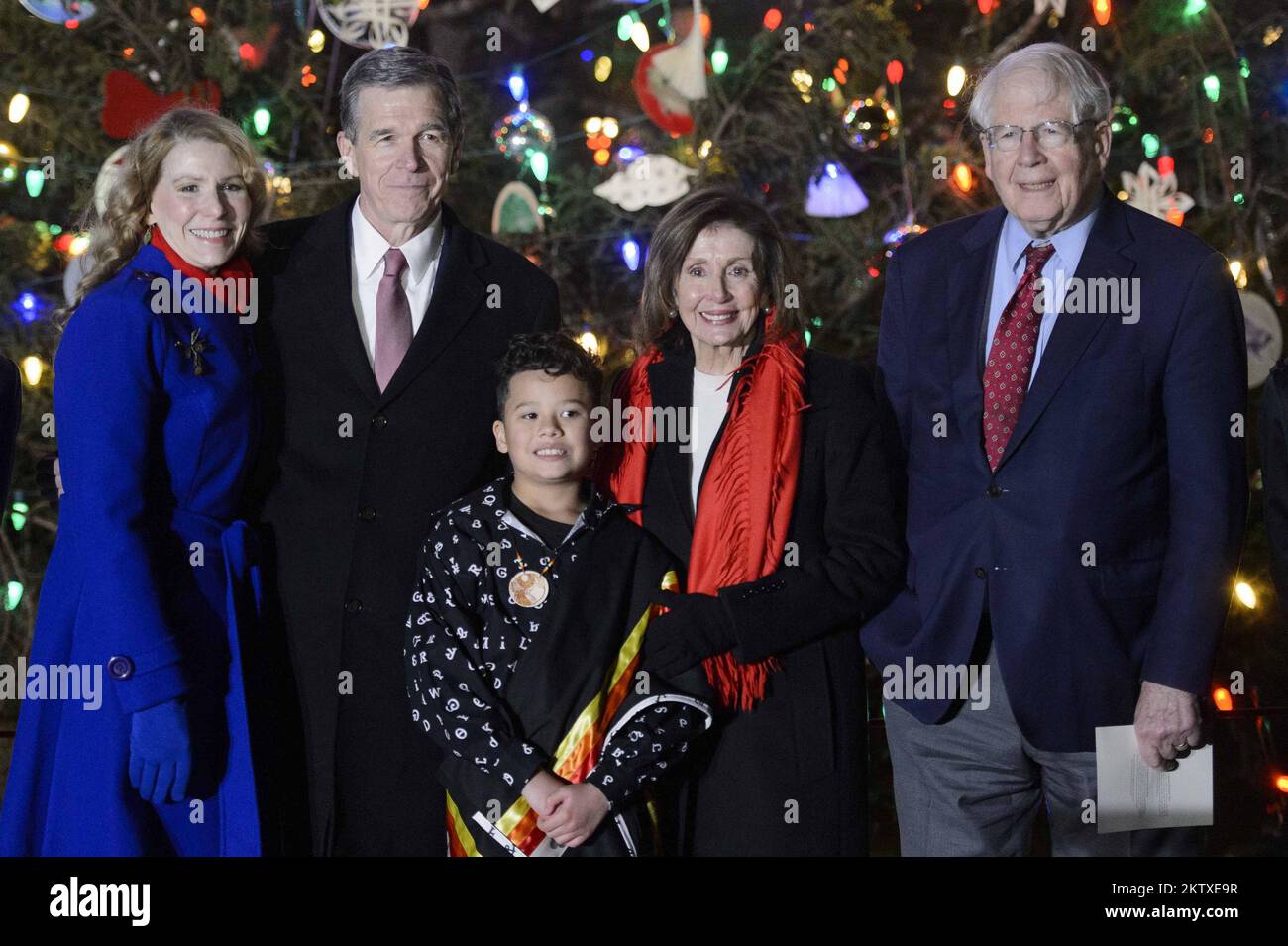 Washington, Usa. 29.. November 2022. Gouverneur von North Carolina, Roy Cooper, und seine Frau Kristin, (L) posten nach einer Zeremonie zur Beleuchtung der USA bei der Sprecherin des Hauses, Nancy Pelosi, D-CA, Honorary Tree Lighter 'Coche' Catcuce Micco Tiger, einer Studentin der vierten Klasse aus Cherokee, North Carolina, und dem Kongressabgeordneten David Price, D-NC (R) Capitol Christmas Tree auf dem Rasen der Westfront der USA Capitol in Washington, DC, am Dienstag, den 29. November 2022. Foto: Bonnie Cash/UPI. Kredit: UPI/Alamy Live News Stockfoto