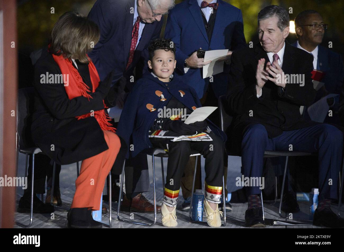 Washington, Usa. 29.. November 2022. Sprecherin des Hauses Nancy Pelosi, D-CA, (L) und Gouverneur von North Carolina Roy Cooper, (R) klatscht als Honorary Tree Lighter 'Coche' Catcuce Micco Tiger, ein Student der vierten Klasse aus Cherokee, North Carolina, wird während einer Zeremonie zur Beleuchtung der USA bekannt gegeben Capitol Christmas Tree auf dem Rasen der Westfront der USA Capitol in Washington, DC, am Dienstag, den 29. November 2022. Foto: Bonnie Cash/UPI Credit: UPI/Alamy Live News Stockfoto
