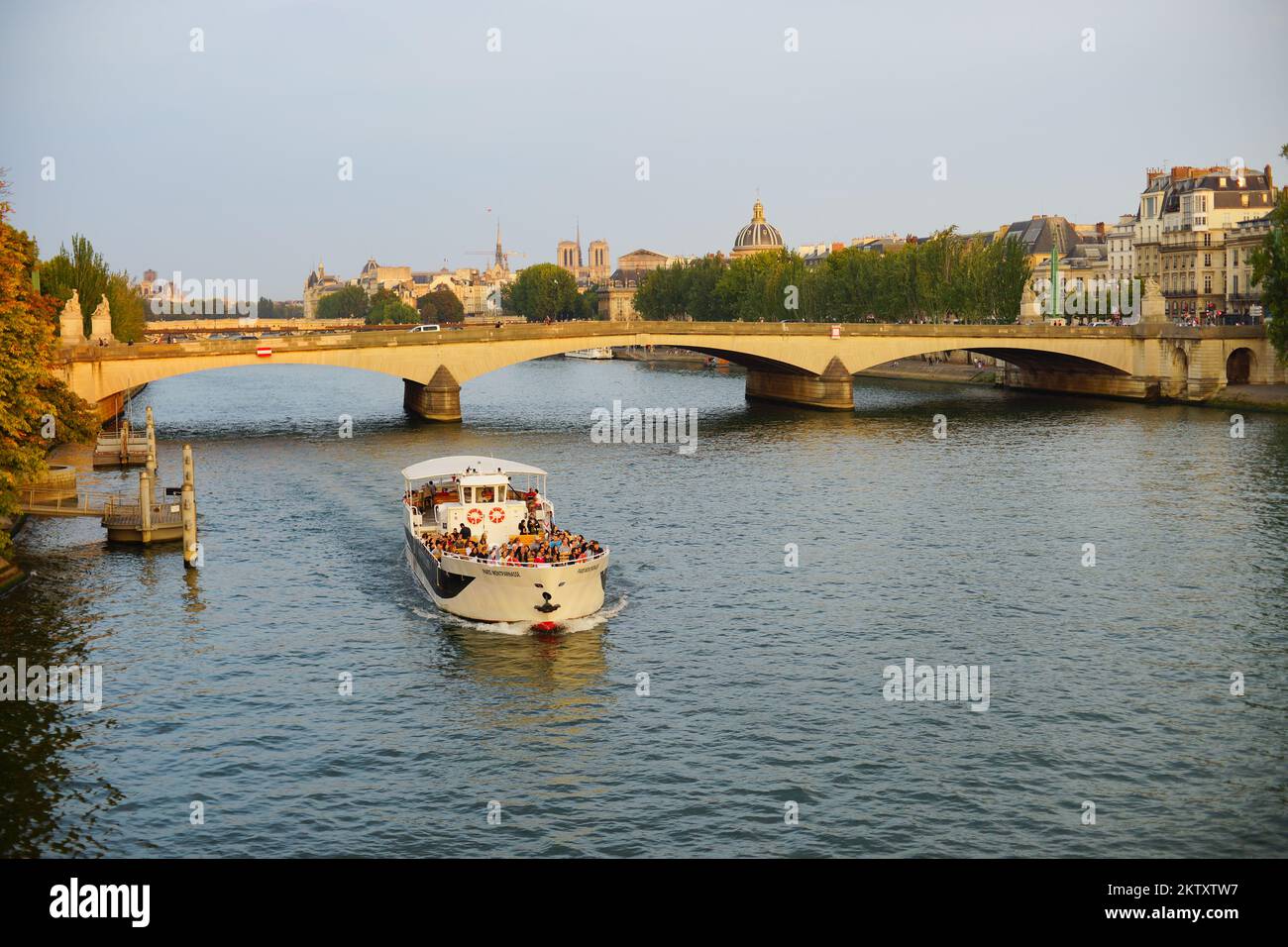PARIS - 07. September: Seine am Abend am 07. September 2014 in Paris, Frankreich. Paris, auch bekannt als die Stadt der Liebe, ist ein beliebtes Reiseziel und eine majestätische Stadt Stockfoto