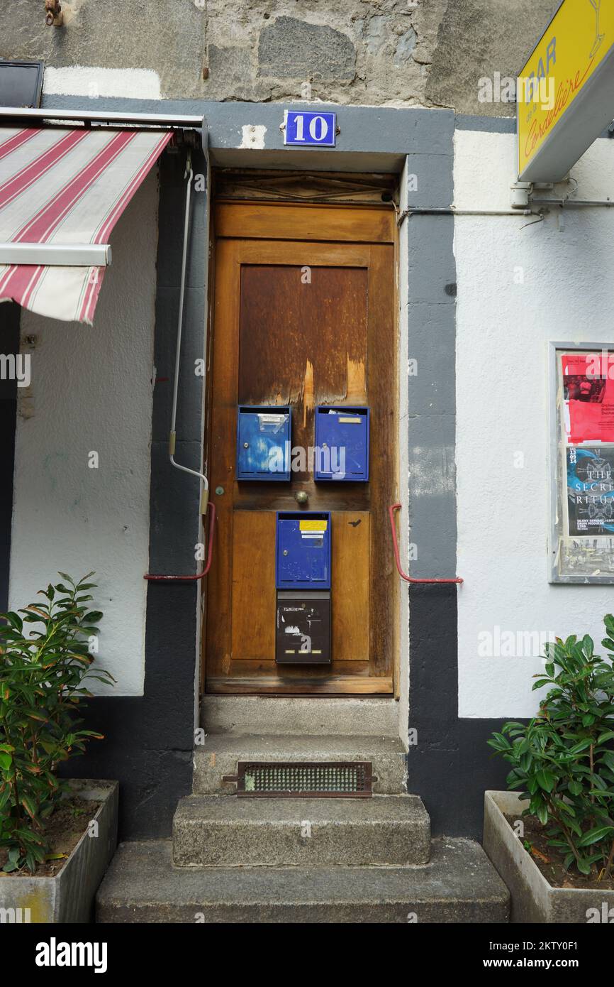 GENF - SEP 11: Briefkasten am Eingang des Gebäudes in der Innenstadt von Genf am 11. September 2014 in Genf, Schweiz. Genf ist die zweitbevölkerungsreichste Stadt Stockfoto