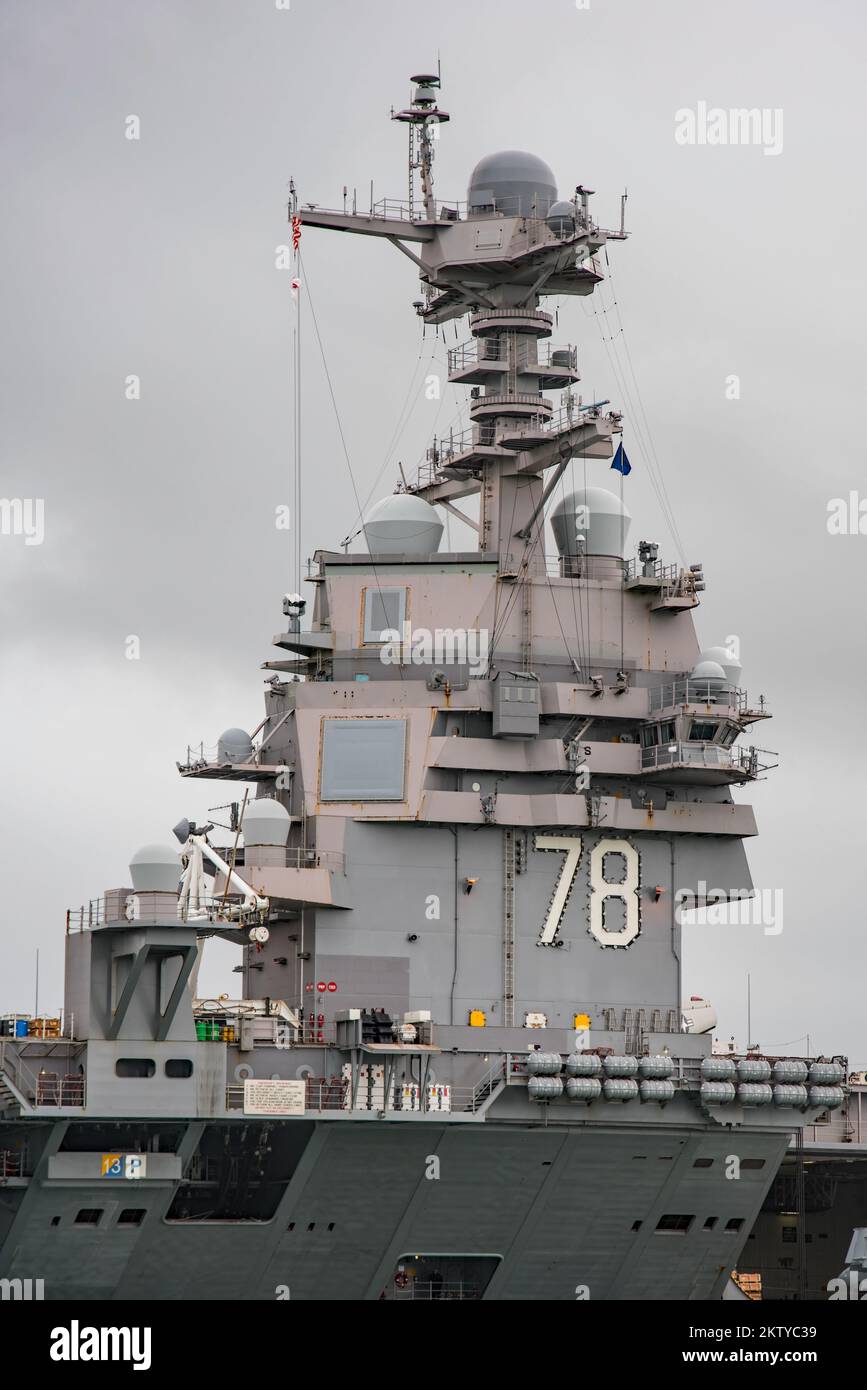 Der US-Flugzeugträger USS Gerald R Ford (CVN 78) am 16.. November 2022 vor Anker in Solent, Vereinigtes Königreich. Stockfoto