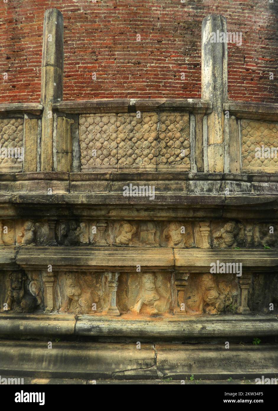 Polonnaruwa ist das zweite Königreich des antiken Sri Lanka. König Parakramabahu 4 entwickelte viele Wewas und Tempel und etablierte die Lebensgrundlage des Landes. Watadage-Schnitzereien in der Außenwand, Binara-Blumen und Zwerge. Die goldene Ära wurde von König Maga durch die Invasion und Zerstörung der Tempel und Schreine des Königreichs ruiniert. Polonnaruwa, Sri Lanka. Stockfoto