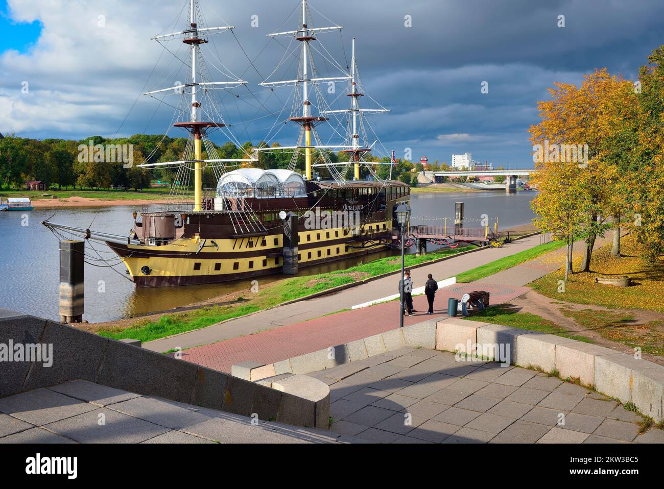 Veliky Novgorod, Russland, 09.26.2022. Denkmäler der Altstadt. Ufer des Flusses Volkhov, Segelboot-Café in der Nähe des „Frigate Flagship“ am Ufer Stockfoto