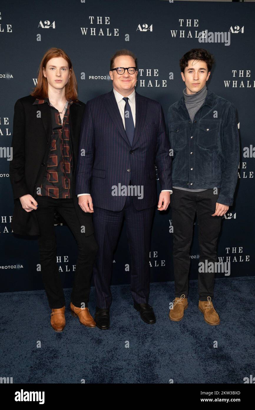 New York, New York, USA. 29.. November 2022. Leland Fraser, Brendan Fraser, Holden Fraser bei der Ankunft FÜR DEN WAL Premiere, Alice Tully Hall im Lincoln Center, New York, New York, 29. November 2022. Kredit: Kristin Callahan/Everett Collection/Alamy Live News Stockfoto