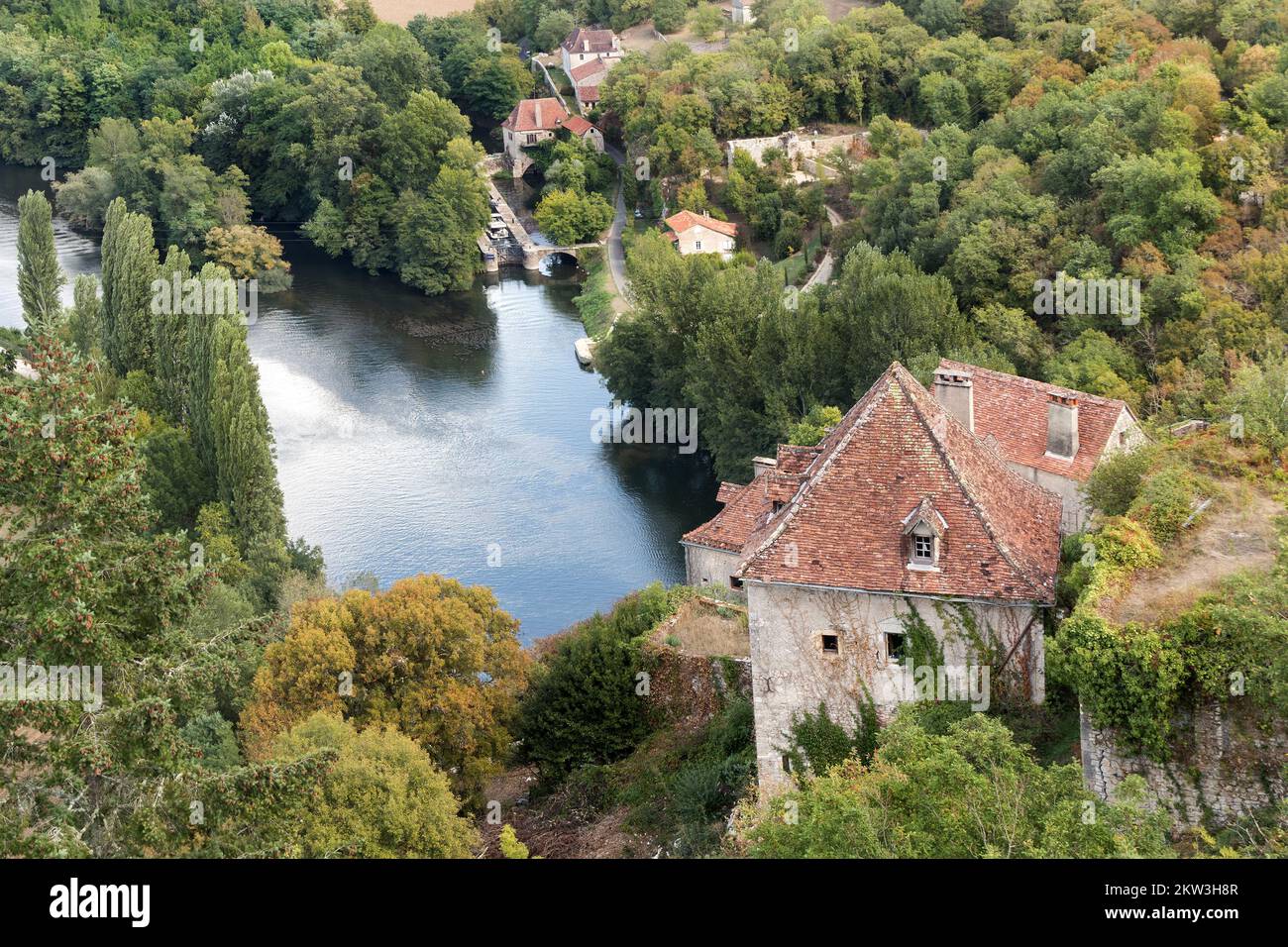 Das Flusslot unterhalb des mittelalterlichen Dorfes Saint-Cirq-Lapopie, Lot Department, Frankreich Stockfoto