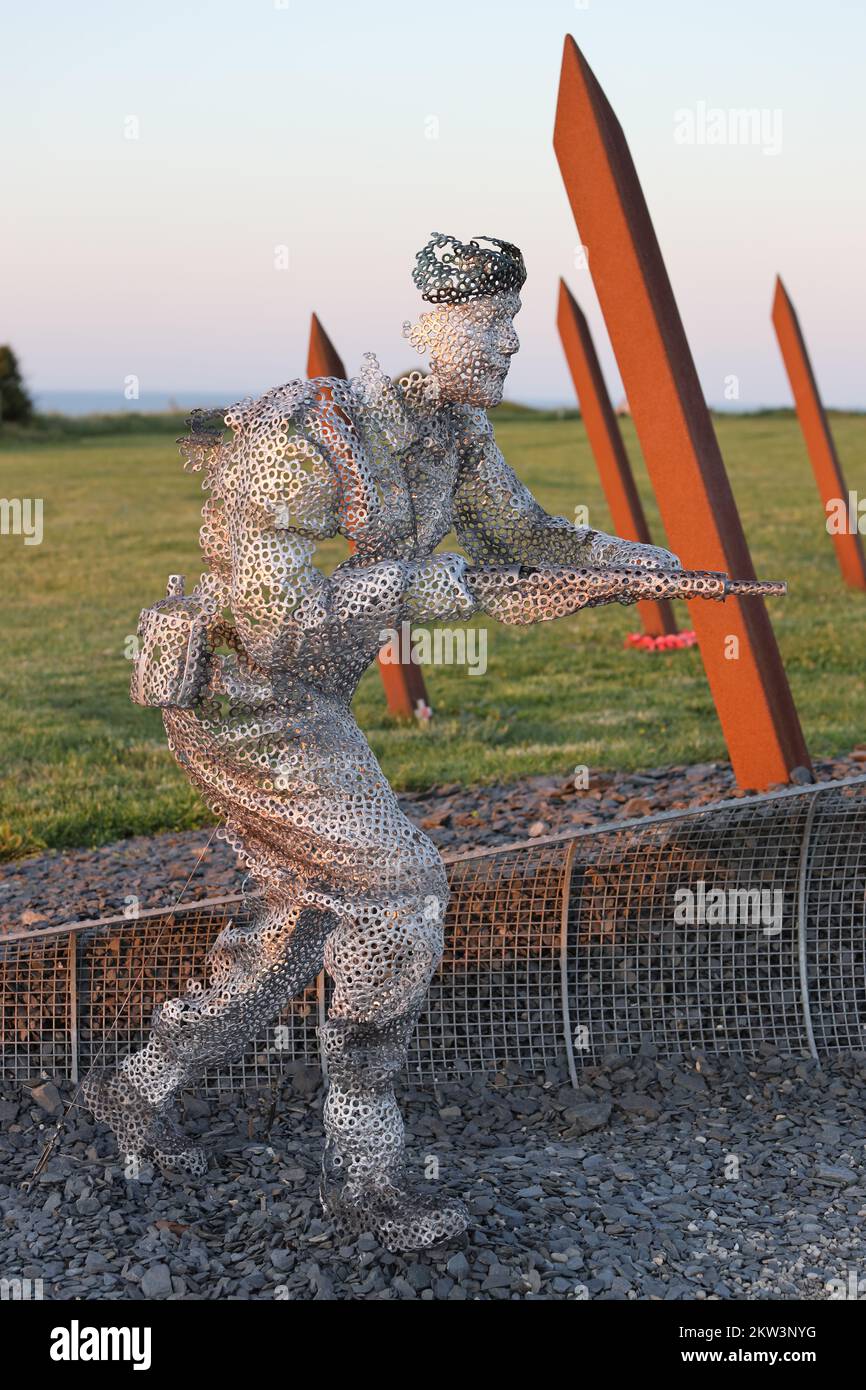 Lebensgroße Skulpturenfigur im D-Day 75 Garden in Arromanches-les-Bains, Frankreich. Die Installation wurde zunächst von John Everiss für die RHS CH erstellt Stockfoto