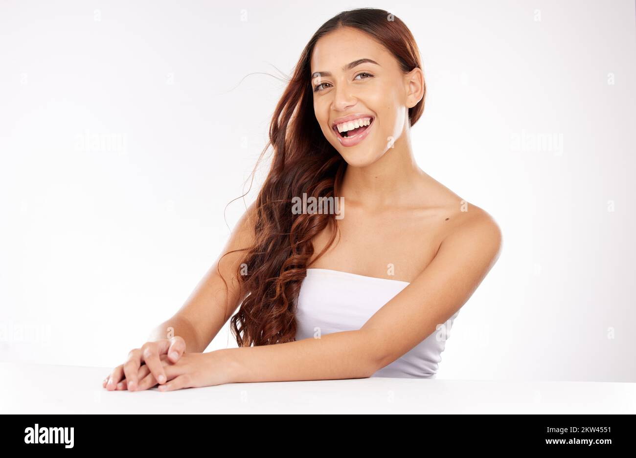 Haar-, Haut- und Frauenporträt im Schönheitssalon mit Kosmetik-, ästhetischer und natürlicher Make-up-Werbung auf dem Mockup-Bereich. Glückliche Frau, Jugend Stockfoto