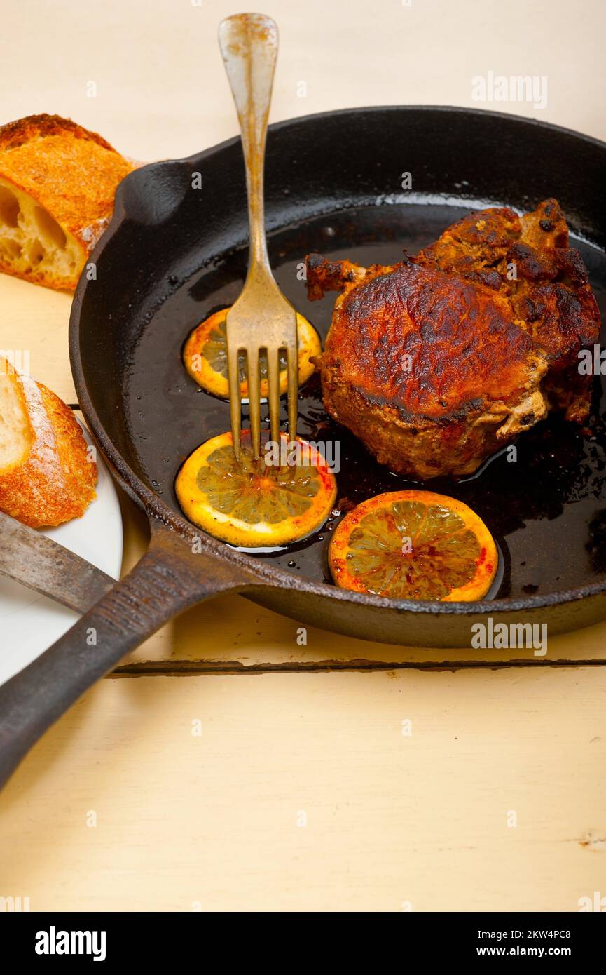 Schweinekotelett auf einer eisernen Pfanne mit Zitronen- und Gewürzwürzen  gebraten Stockfotografie - Alamy