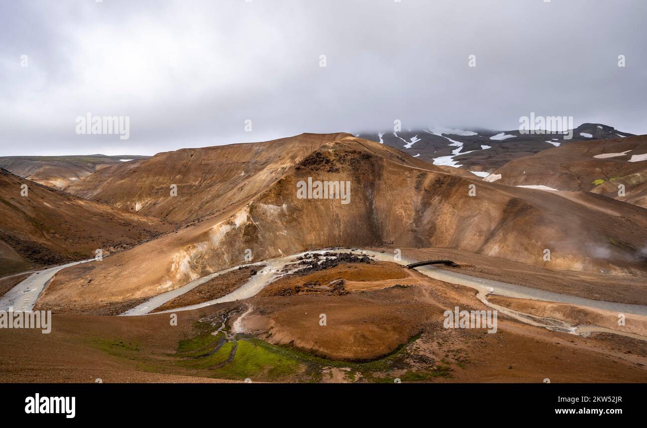 Dampfende Bäche zwischen bunten Rhyolitenbergen, geothermischer Region Hveradalir, Kerlingarfjöll, isländischen Hochland, Island, Europa Stockfoto