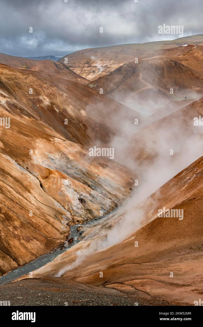 Dampfender Bach zwischen bunten Rhyolitenbergen, geothermischer Region Hveradalir, Kerlingarfjöll, isländischen Hochland, Island, Europa Stockfoto