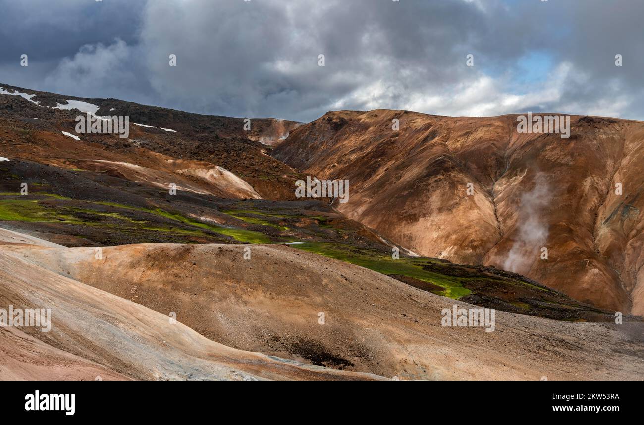 Dampfende heiße Quellen und farbenfrohe Rhyolitgebirge, geothermisches Gebiet Hveradalir, Kerlingarfjöll, isländische Highlands, Island, Europa Stockfoto