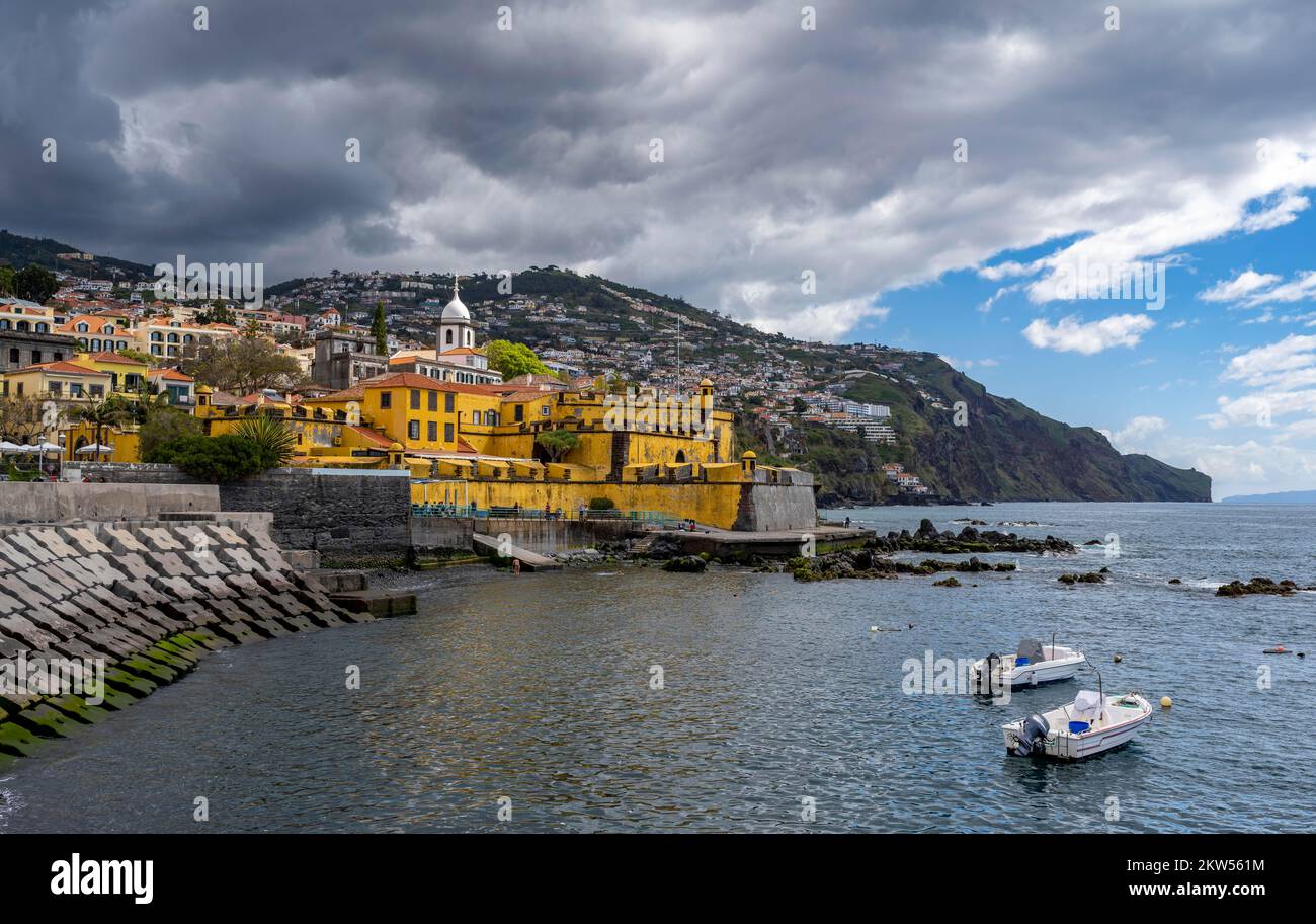 Blick auf die Festung Fortaleza de Sao Tiago, kleine Boote an der Küste von Funchal, Madeira, Portugal, Europa Stockfoto