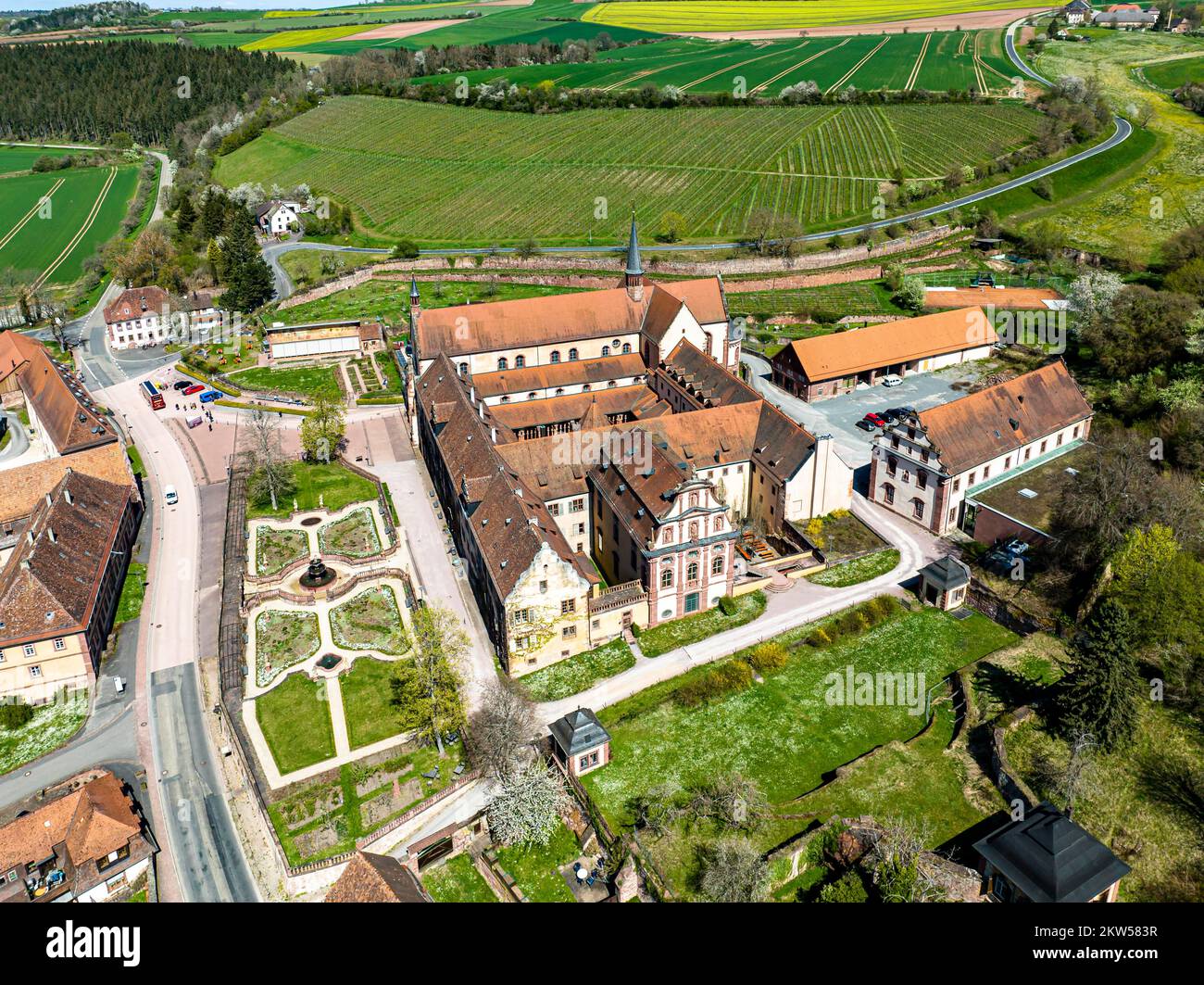 Blick aus der Vogelperspektive auf das Bronnbacher Kloster mit Schlossgärten und Kirche, Wertheim, Baden-Württemberg, Deutschland, Europa Stockfoto