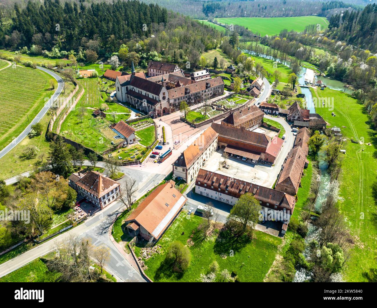 Blick aus der Vogelperspektive auf das Bronnbacher Kloster mit Schlossgärten und Kirche, Wertheim, Baden-Württemberg, Deutschland, Europa Stockfoto