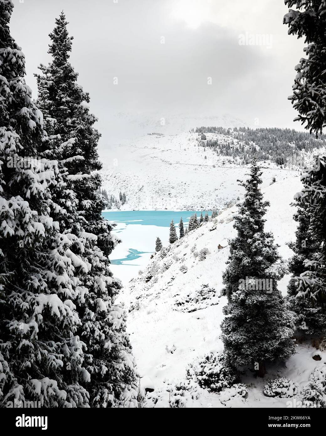 Wunderschöne Landschaft mit dem türkisfarbenen Schnee, dem Big Almaty Mountain Lake und dem Fichtenwald am Strand in Tien Shan, Kasachstan. Stockfoto