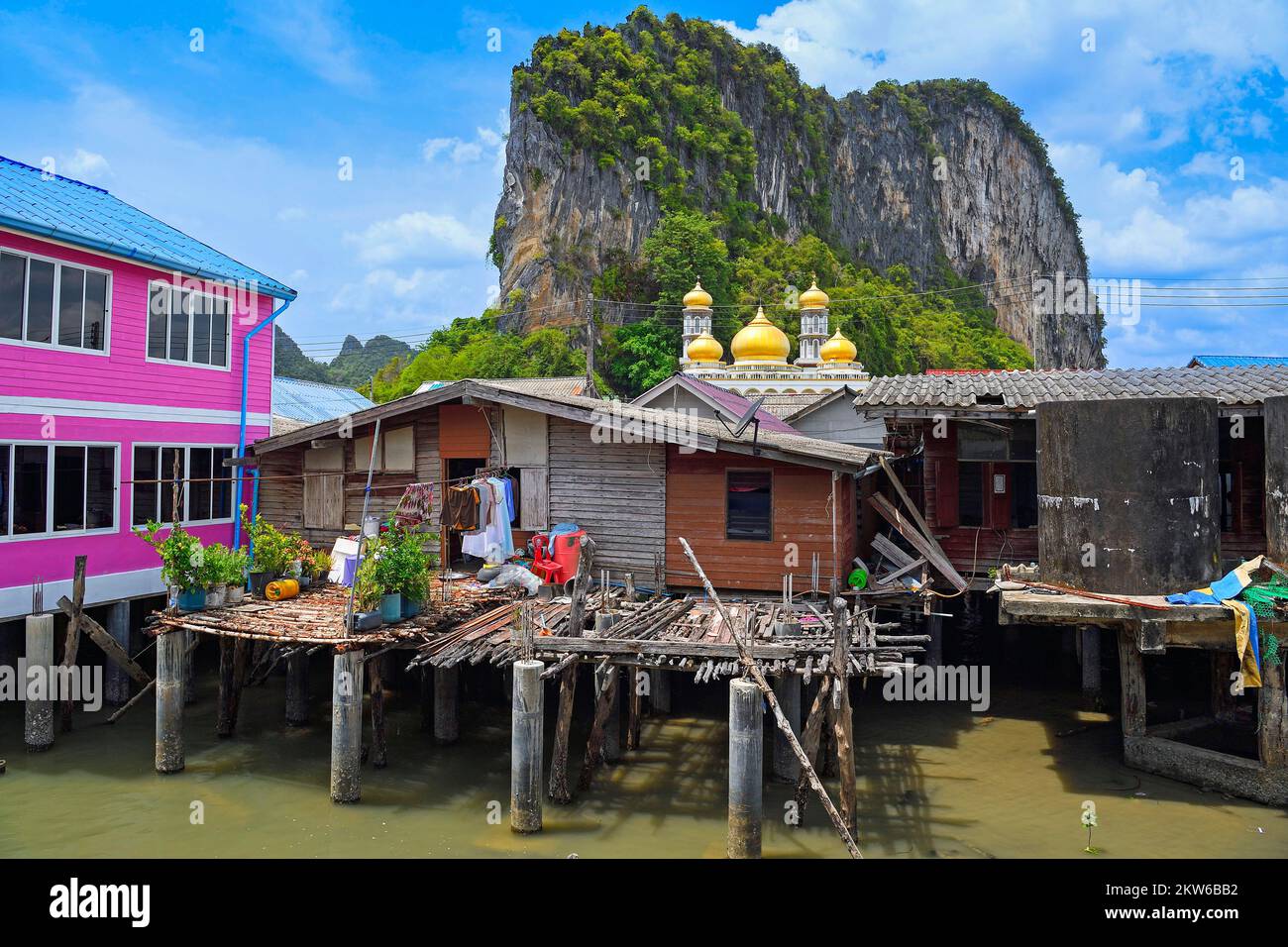 Häuser des muslimischen Pfahldorfes Koh Panyi (Koh Panyee) in Phang Nga Bay, Thailand, Asien Stockfoto
